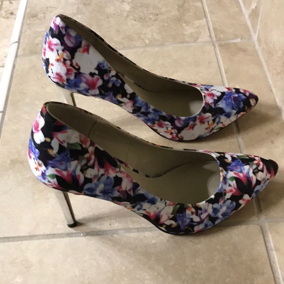 Kohl’s Woman's Floral Heels- New - Picture 2 of 6